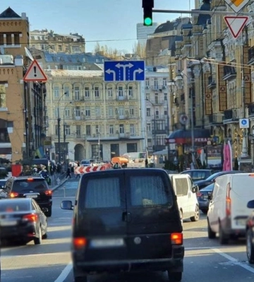 У Києві перекрили рух транспорту після російського обстрілу: список вулиць