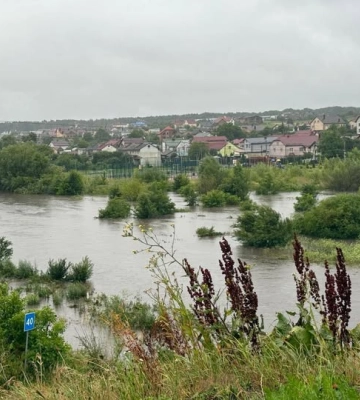 Річка Зубра продовжує виходити з берегів, місцями вода сягає майже 3 метрів - Садовий