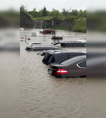 Село Зубра, що межує зі Львовом, йде під воду (відео)