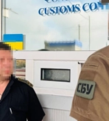 Чотирьох інспекторів одного з підрозділів Одеської митниці викрили на систематичному одержанні хабарів від перевізників