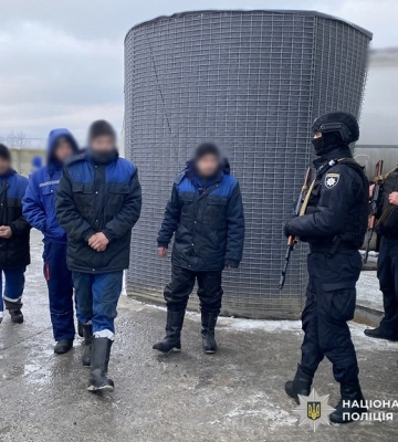 П’ятьом працівникам автоналивного пункту на Зв’ягельщині загрожує до 12 років ув’язнення за крадіжки палива