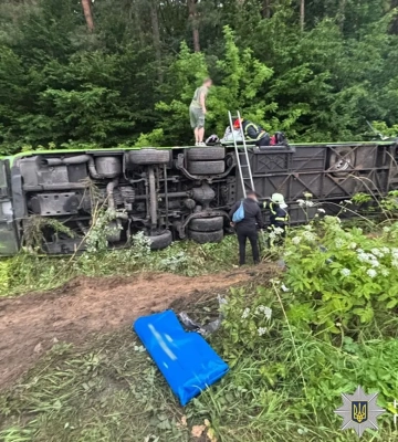 32 людини травмовані у зіткненні рейсового автобуса та легковика на Львівщині