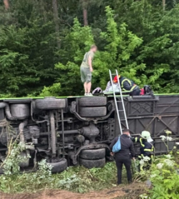На Львівщині автобус зіткнувся з легковиком, понад 30 травмованих
