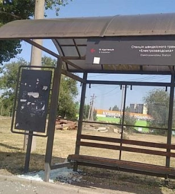 В Кривом Роге неизвестные разбили остановку общественного транспорта