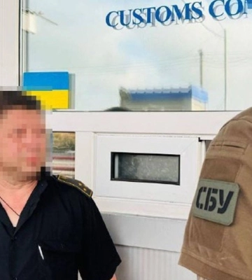 Вимагали до $200 за одну машину: викрито чотирьох інспекторів Одеської митниці