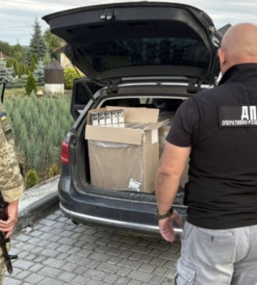 На Львівщині затримали авто з 500 блоками контрафактних сигарет поблизу кордону