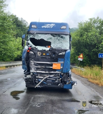На Закарпатті сталася автотроща за участі двох вантажних автомобілів: загинув один з пасажирів