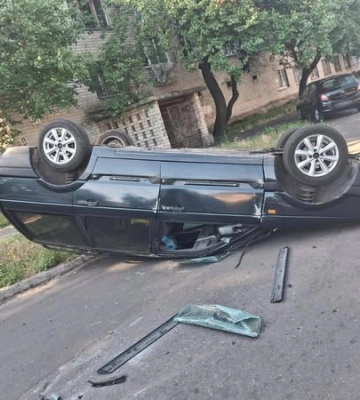 Перекинувся від удару: у Черкасах зіткнулися дві автівки (ФОТО)