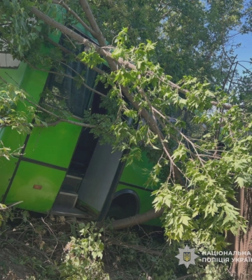 Водію автобуса в Харкові стало зле за кермом, транспорт злетів у кювет 