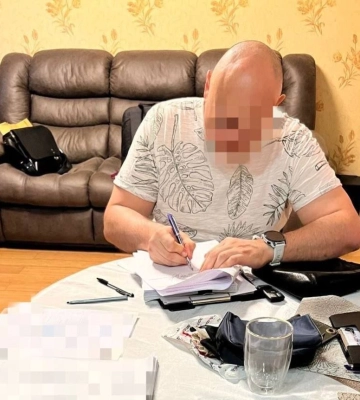 Батько і син-адвокати у Дніпрі пропонували $1 млн за “відмазування” від криміналу та $100 тис. за вбивство свідків