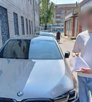 Вінниця: поліція покарала водія, який дозволяв пасажирам вилазити у вікна під час руху авто