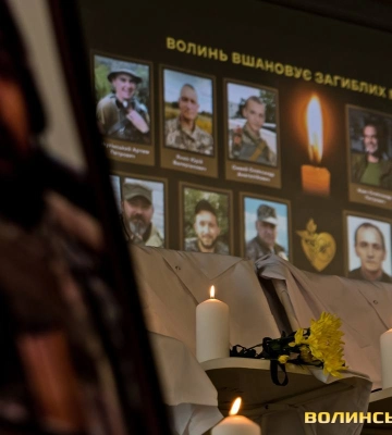 Плакало небо: у Луцьку вшанували памʼять загиблих медиків. Фоторепортаж