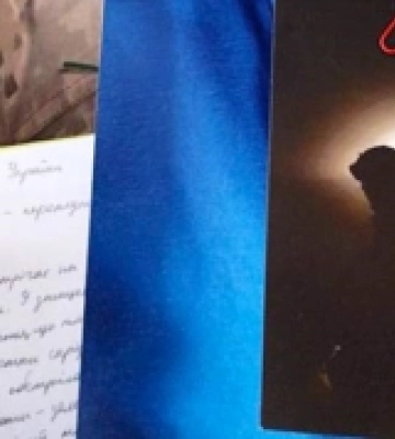 У Рівненській бібліотеці за донат можна отримати листівку з текстами та фото загиблого воїна Костянтина Юзвюка