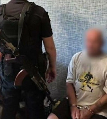 Різанина у під’їзді: на Дніпропетровщині затримали чоловіка за вбивство сусіда