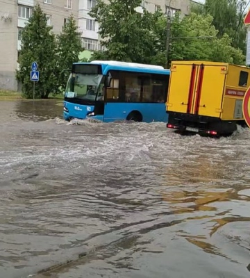 Комунальники розповіли про причину підтоплення у Луцьку під час злив