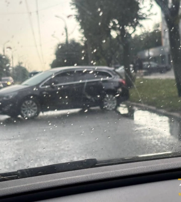 Сталася аварія на вулиці Смілянській у Черкасах (ФОТО)
