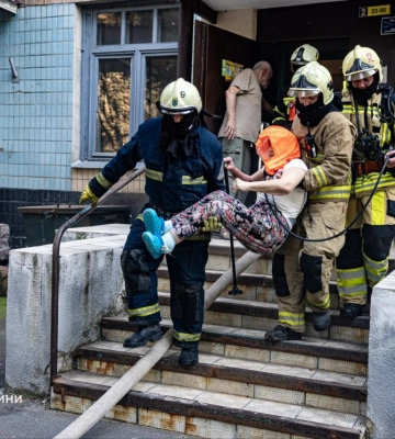 Девятиэтажка пылала в Харькове: спасатели вынесли из подъезда женщину 