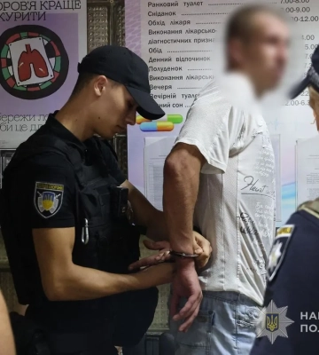 Заскочив у кабінет з ножем і розтрощив меблі: у Запоріжжі чоловік напав на лікаря