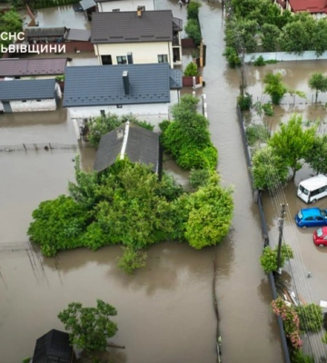 П’ятьох дітей врятували із затоплених будинків на Львівщині (, )
