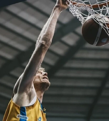 Український баскетболіст зробив дабл-дабл в першій грі півфіналу чемпіонату Індонезії