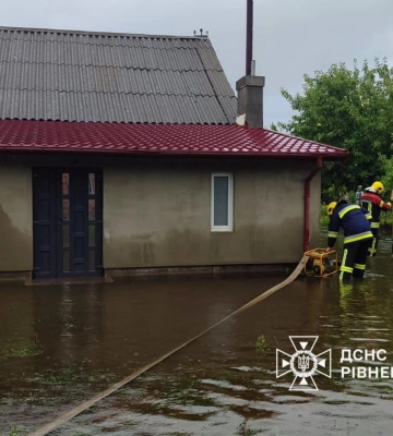 У Радивилові відкачували воду, бо дощ підтопив будинки