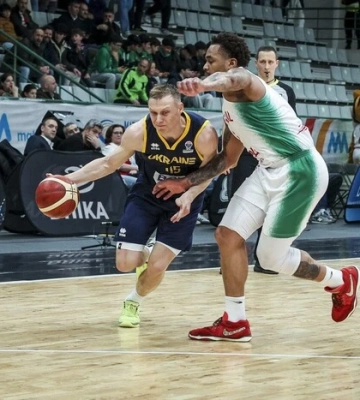 Український баскетболіст зробив дабл-дабл в першій грі півфіналу чемпіонату Індонезії