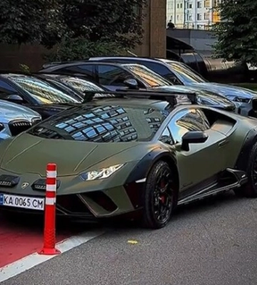 В Киеве заметили уникальный внедорожный суперкар Lamborghini Huracan Sterrato В Киеве заметили уникальный внедорожный суперкар Lamborghini Huracan Sterrato