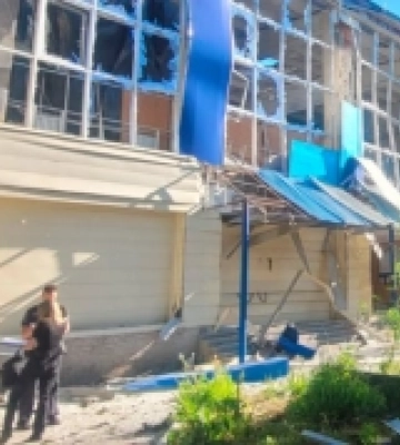 На Харківщині російський дрон влучив в автівку родини: восьмирічний хлопчик загинув, його батьки та брат постраждали