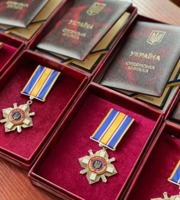 Рідним шістьох воїнів із Рівненщини вручили їхні посмертні відзнаки