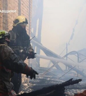 Ліквідовано пожежу, спричинену ударом РФ по будівлі ТЦК у Кременчуці, - ДСНС. ФОТОрепортаж