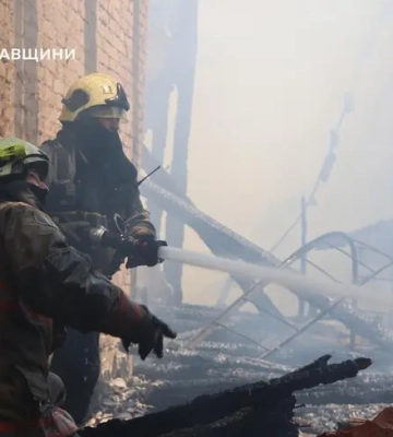 У Кременчуці ворожі БПЛА влучили в ТЦК та житловий будинок
