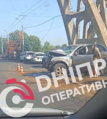 В Днепре на Сичеславской Набережной авто на скорости врезалось в столб: видео момента