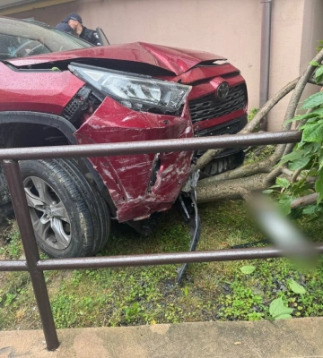 Знесла 4 авто та дерево: в Ужгороді притягнули до відповідальності п’яну водійку