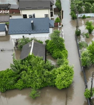 Пятерых детей спасли из затопленных домов во Львовской области (, )