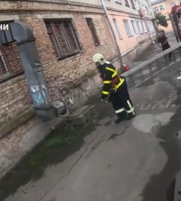 Із зачиненої кімнати гуртожитку Рівного визволяли хлопчика (ВІДЕО)