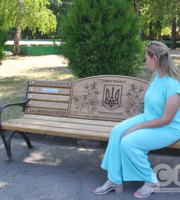 Лавку на честь загиблого військового встановили його рідні у Кропивницькому 