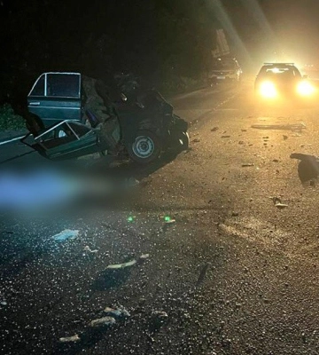 На Київській трасі ВАЗ врізався у вантажівку, водій загинув