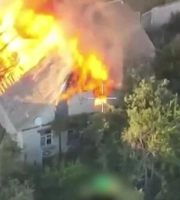 На Південно-Слобожанському напрямку горить будівля, в якій переховуються російські солдати. ВIДЕО На Південно-Слобожанському напрямку горить будівля, в якій переховуються російські солдати. ВIДЕО