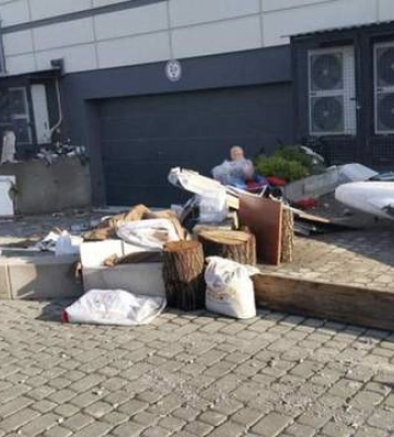 Під час повені у Сокільниках біля Львова до магазину прибило російський дрон