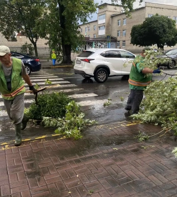 Павлоград засипало градом, місто ліквідує наслідки негоди