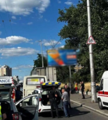 В Киеве маршрутка въехала в грузовик: девять человек травмированы