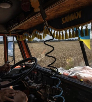 На Херсонщині російський дрони скинув вибухівку на комбайн під час польових робіт