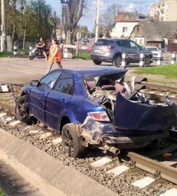 На Волині покарали водія Mazda, який виїхав на колію попри сигнал «стоп» і потрапив під поїзд