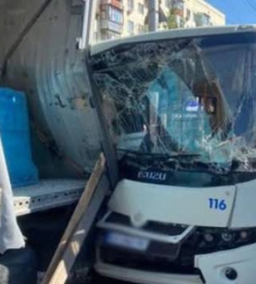 В Киеве маршрутка въехала в грузовик: пострадали более 10 человек