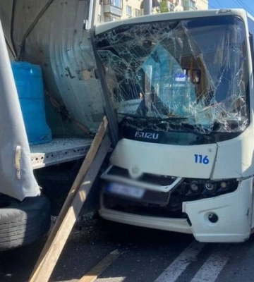 У Києві маршрутка з пасажирами врізалася у вантажівку: 12 людей постраждали