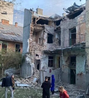 Ворог завдав комбінованого удару по Львову: пошкоджені будинки, дитячий садок, десятки автівок (оновлено). ФОТОрепортаж