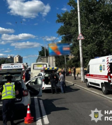У Києві маршрутка врізалася у вантажівку – постраждали 9 осіб