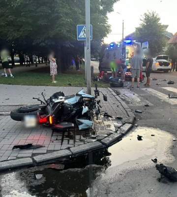 У Черкасах на бульварі зіштовхнулися два авто і мотоцикл: водій останнього загинув