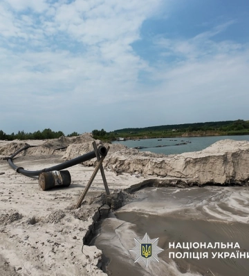 Викрито масштабний незаконний видобуток піску, який міг спричинити екологічну катастрофу на Київщині (відео) Викрито масштабний незаконний видобуток піску, який міг спричинити екологічну катастрофу на Київщині (відео)
