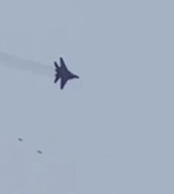 Екіпаж МіГ-29 влучним скидом авіабомби GBU-62 руйнує переправу в окупованій Василівці на Запоріжжі. ВIДЕО